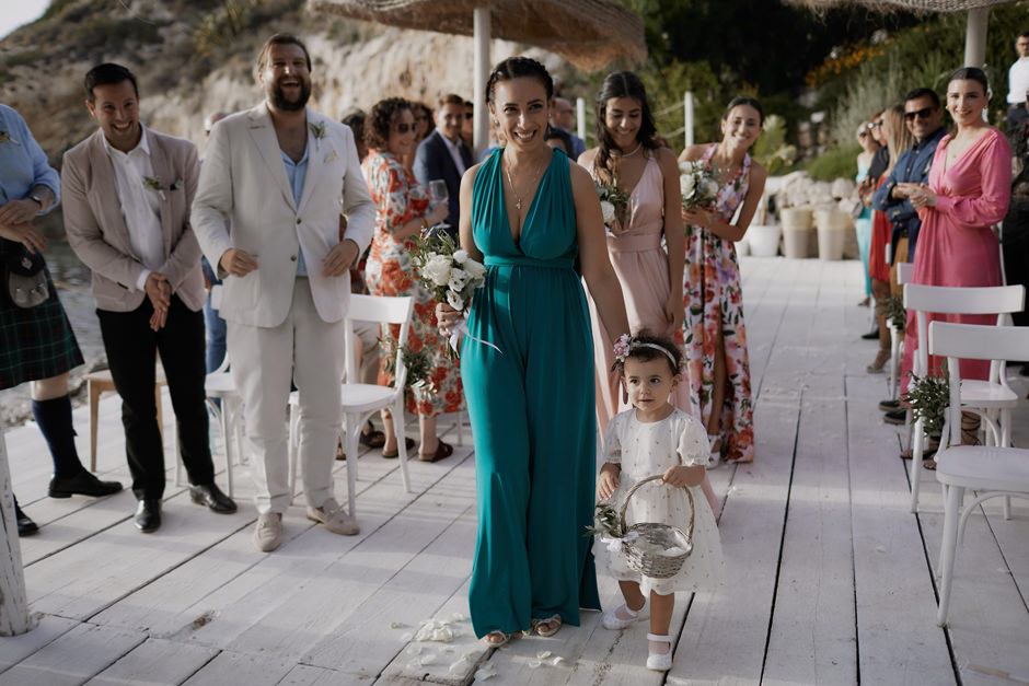 L'arrivo della prima damigella con la flower girl
