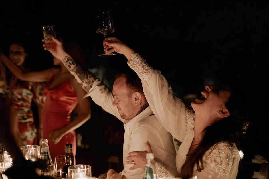 brindisi durante i discorsi della cena di matrimonio a la paillote