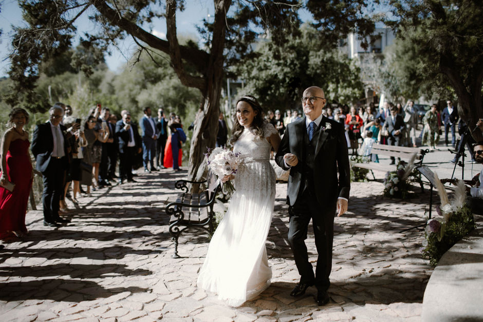 matrimonio in spiaggia nel mese di ottobre , l'arrivo della sposa
