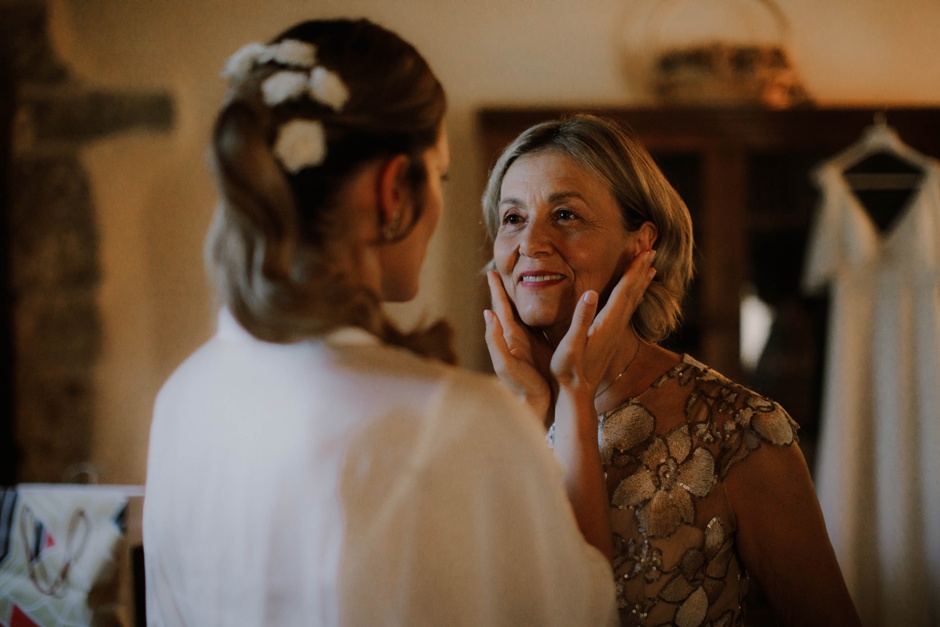 Wedding Reportage in Italy , the bride with her mum