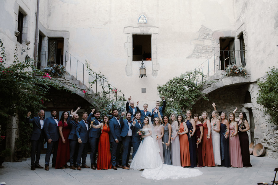 Matrimonio Villa Asquer Tuili - Damigelle e panetti dopo la cerimonia Nel Castello di Saluti