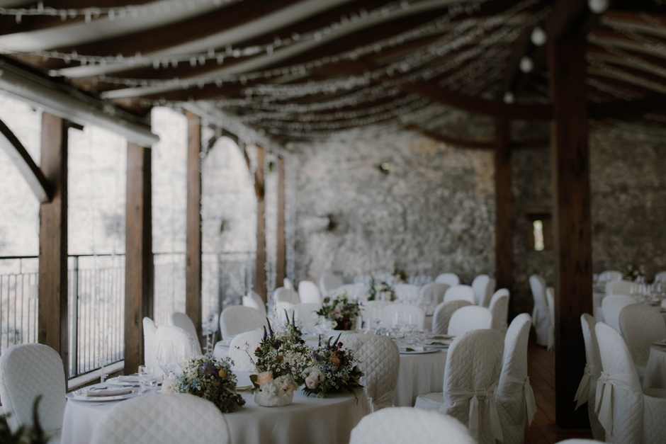 Il Reportage di matrimonio, i tavoli e la sala pronta per il pranzo