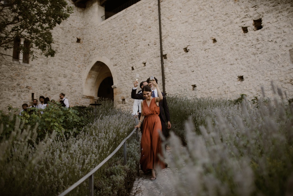Il Reportage di matrimonio, ospiti vanno verso la zona della torta e della festa