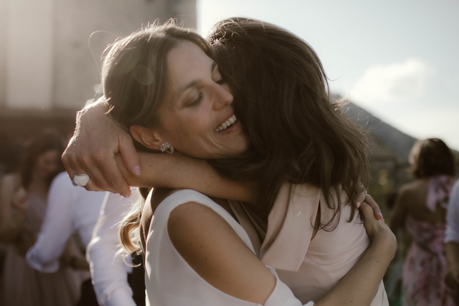 Il Reportage di matrimonio, la sposa abbraccia un'amica