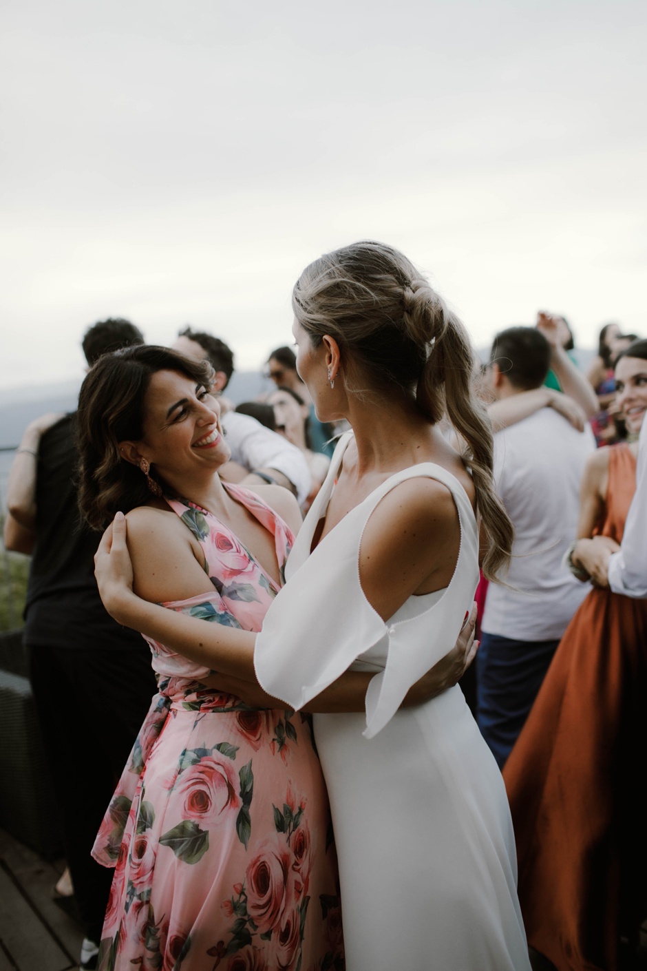 un momento della sposa con la sua testimone