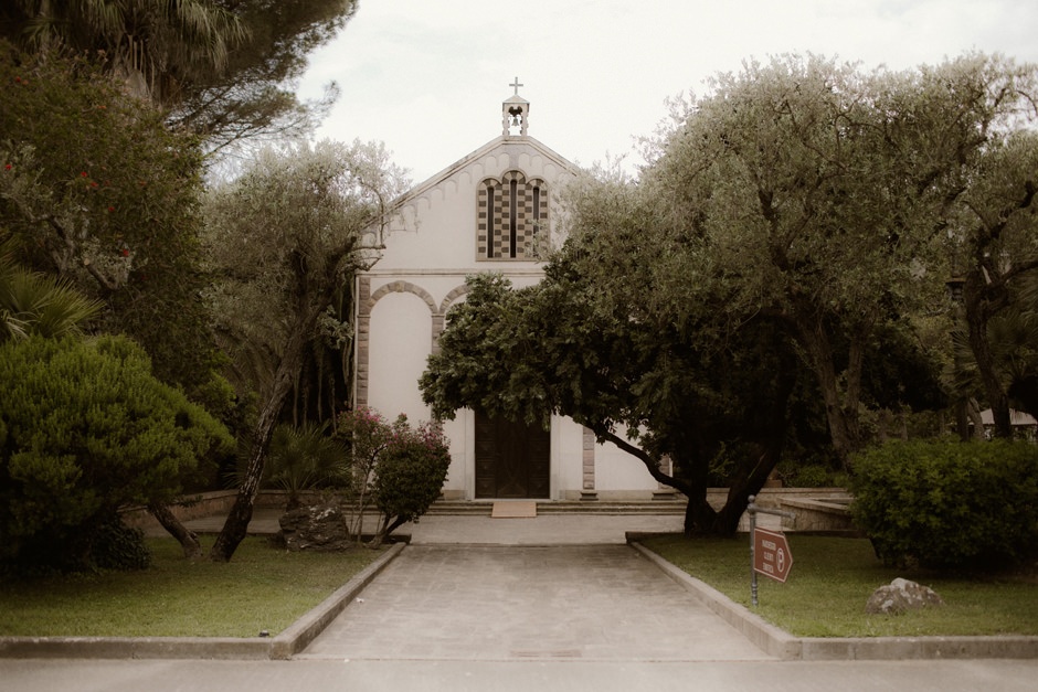 La chiesetta all'interno della cantina Sella e Mosca
