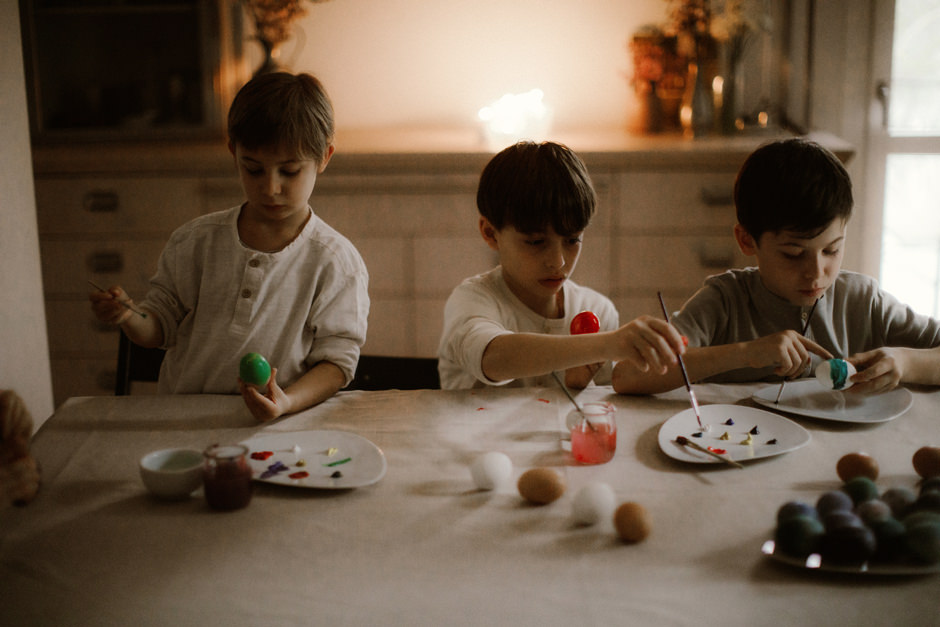 bambini decorano le uova
