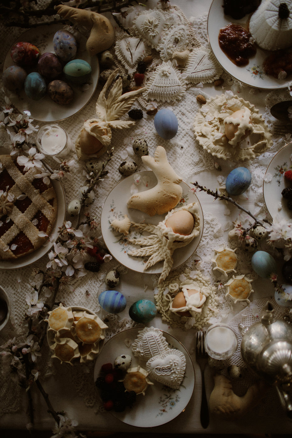 colazione di pasqua con uova decorate e pane di pasqua puddichina e s'obu