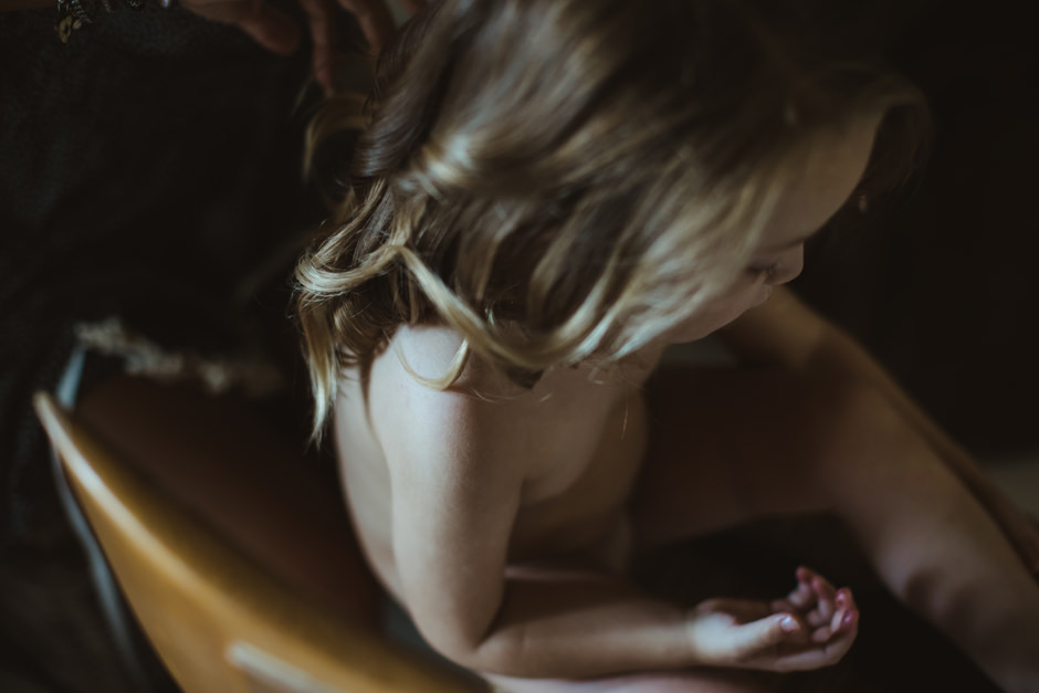 la sposa si prepara nella suite più bella dell'hotel