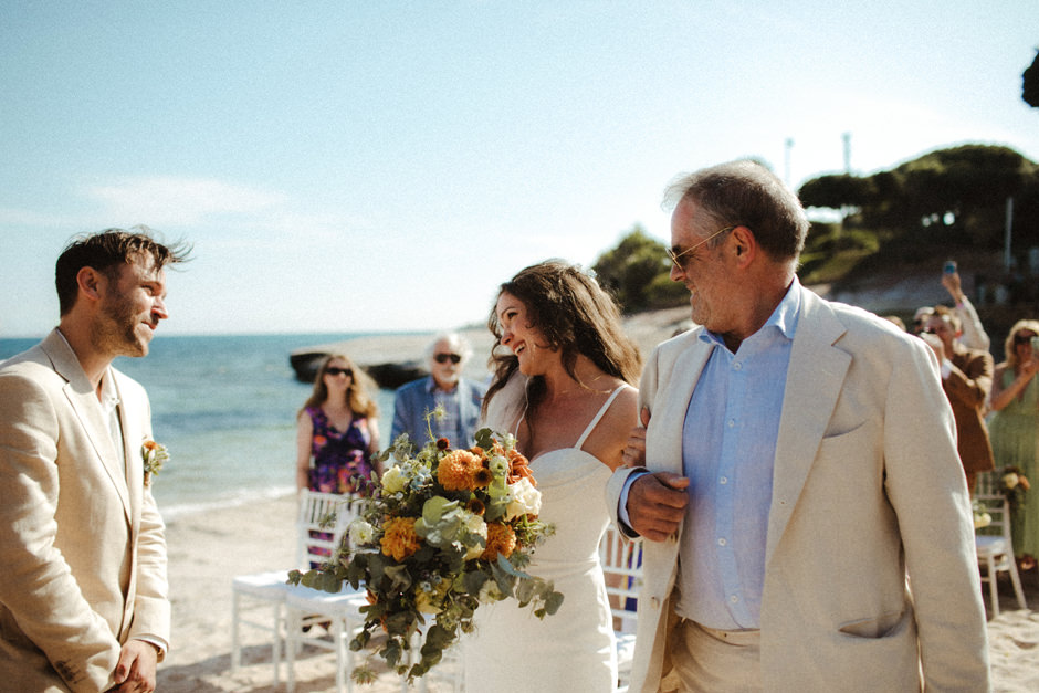 La sposa incontra lo sposo per la cerimonia nella spiaggia dell'hotel Is Morus in sardegna