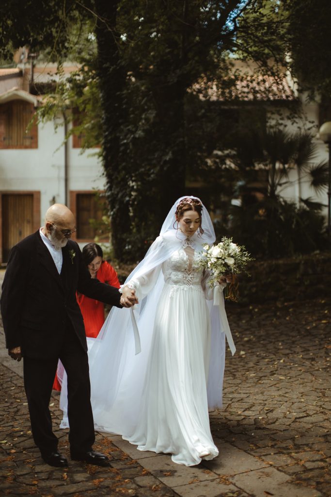 bride arriving to the ceremony with het father