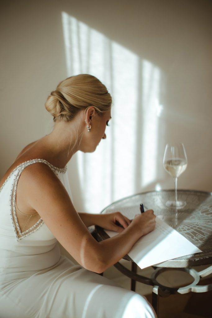la sposa mentre scrive le promesse