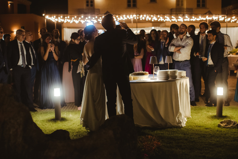 il taglio della torta Fotografo matrimonio in Costa Smeralda