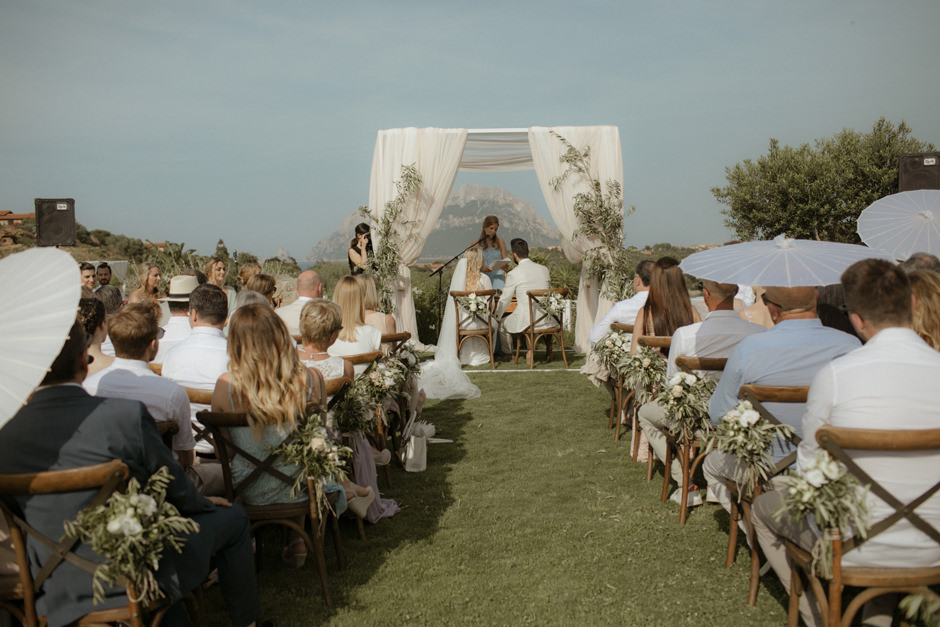 wedding ceremony of Melanie and Perit at the incredible Hotel OIlastu in Costa Corallina. Wedding Planner Sara Carboni