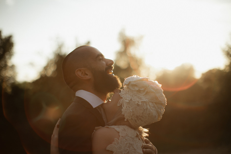 Gli sposi al tramonto nel 'agriturismo s'Ozzastru. Fotografo di Matrimonio in Sardegna