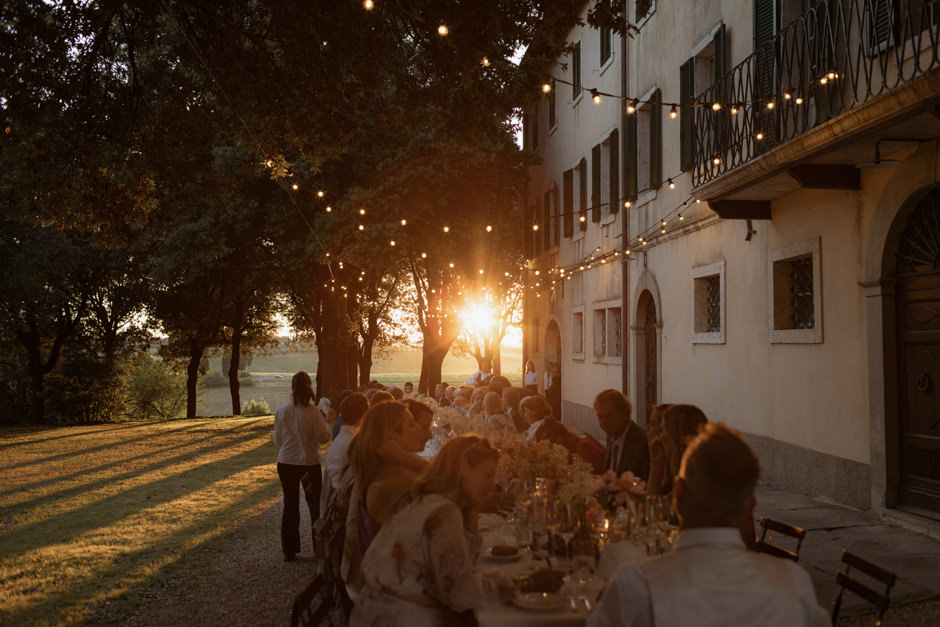 dinner at sunset time, Fotografo matrimonio Toscana